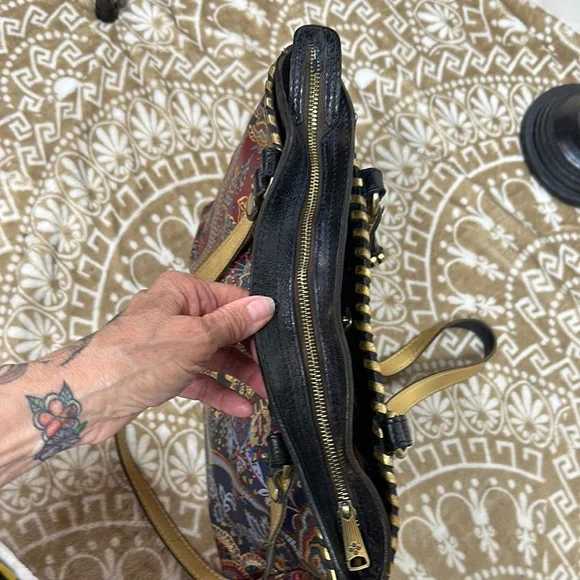 Elegant Black and Red Patterned Women's Bag - Picture 5 of 16